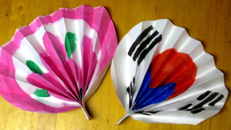 two korean paper fans Paper Fans Diy, Around The World Crafts For Kids, Korean Crafts, Korean New Year, Country Study, Around The World Theme, Country Studies, Cultural Crafts, World Thinking Day