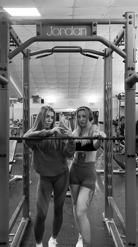 Gym Friends Pictures, Gym Pics With Bestie, Gym Selfie Female Poses, Gym With Friends Aesthetic, Gym Friends Aesthetic, Gym Besties, Gym Pose, Gym Poses, Gym Friends