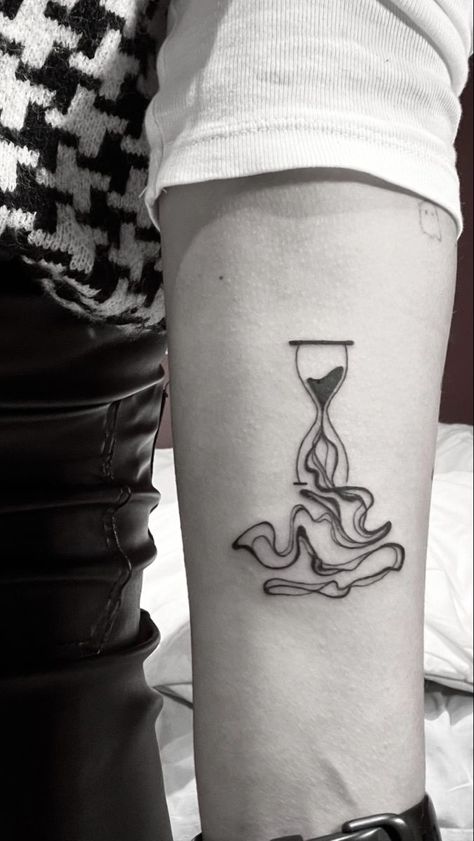 Womens Simple Sleeve Tattoo, Melting Hourglass Tattoo, Cool Hourglass Tattoo, Cute Hourglass Tattoo, Tattoo Ideas Hourglass Design, Hourglass Tattoo Designs, Sand Hourglass Tattoo, Abstract Hourglass Tattoo, Go With The Flow Tattoo Ideas