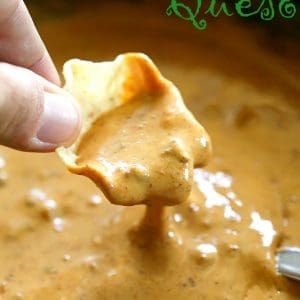 Chili Queso Dip, Easy Queso, Chips Dip, The Girl Who Ate Everything, Chili Dip, Queso Dip Recipes, Dip Easy, Cheesy Dip, Cheesecake Dip