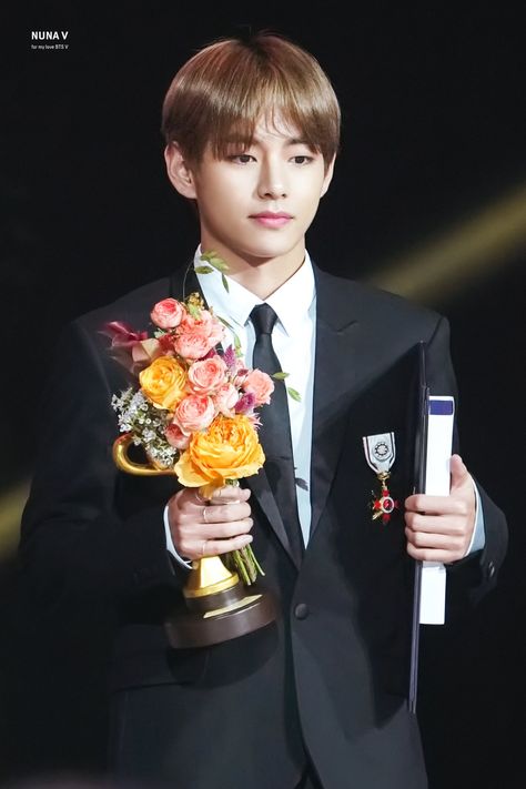 Taehyung Holding Flowers, Pop Culture Art, Holding Flowers, Arts Award, Kim Taehyung Wallpaper, Daegu, Cutie Pie, V Taehyung, Korean Pop