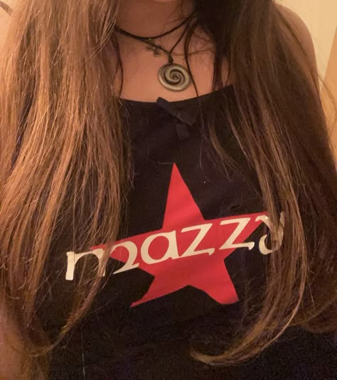 Hope Sandoval Aesthetic, Mazzy Star Inspired Outfit, Mazzy Star Logo, Mazzy Star Style, Mazzy Star Outfit Aesthetic, Mazzy Star Pfp, Mazzy Star Aesthetic Outfits, Hope Sandoval Style, Mazzy Star Shirt