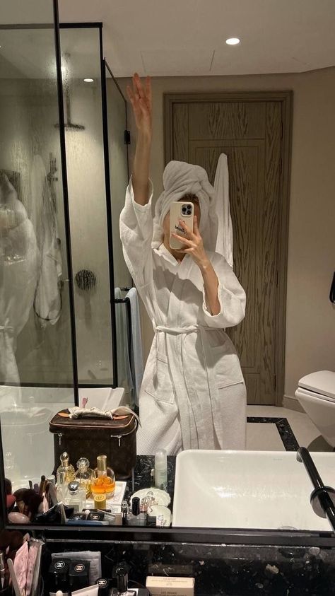 Hotel Aesthetic Bathroom, Hotel Stories Instagram, Foto Hotel Aesthetic, Hotel Room Picture Ideas Instagram, Washroom Selfie, Hotel Picture Ideas Instagram, Bathrobe Aesthetic, Room Mirror Selfie, Classy Loungewear