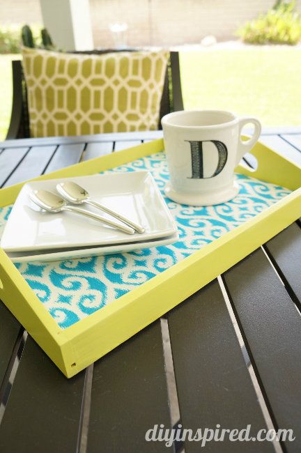 Trash to Treasure DIY Fabric Lined Serving Tray How To -from an old free garage sale bound tray Inexpensive Mother's Day Gifts, Traditional Ideas, Diy Serving Tray, Crafts For Teens To Make, Easy Handmade, Diy Mothers Day Gifts, Mother's Day Diy, Trash To Treasure, Jar Gifts