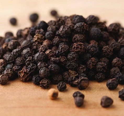 Buy Black Peppercorn in USA #blackpepper #spices #masala #foodphotography #sandwich #pepper #healthyfood #homecooking #indianspieces #kutchidabelimasala #delicious #katchidabeli #kitchencooking Seafood Meals, Peppercorn Sauce, Pepper Powder, Grilled Veggies, Spices And Herbs, White Pepper, When I Grow Up, Black Peppercorn, Natural Medicine