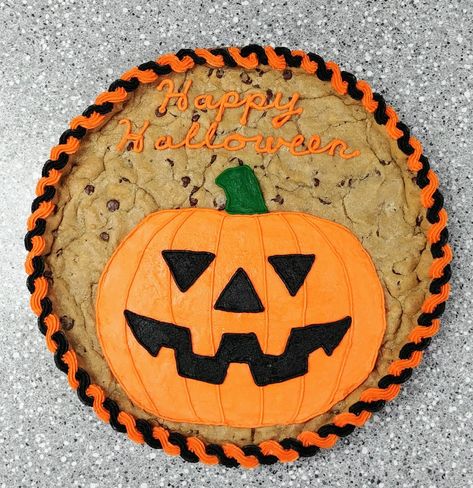 Giant Halloween Cookie, Cookie Cake Decorating Ideas Halloween, Decorated Chocolate Chip Cookies, Halloween Cookie Cake Designs, Fall Cookie Cake Designs, Halloween Cookie Cakes, Cookie Cake Decorating Ideas, Halloween Cookie Cake, Halloween Bakes