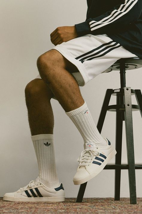 Adidas Crew Socks Outfit, Socks Editorial, Socks Outfit Men, Crew Socks Outfit, Adidas Originals Outfit, Adidas Street Style, Adidas Aesthetic, Adidas Streetwear, Looks Adidas