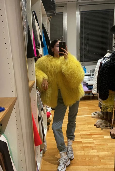 Copenhagen Style Aesthetic, Yellow Fur Coat, Oversize Jeans, Concert Outfit Inspiration, 70s Fashion Disco, Baddie Ideas, Winter Swag, Gilda Ambrosio, Fur Coat Outfit