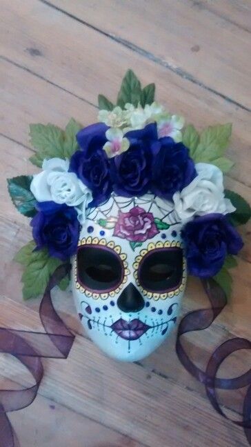 Mascara del la Muertos.....Purple, not blue.... Sugar Skull Painting, Day Of The Dead Mask, Dia De Los Muertos Decorations Ideas, Hairstyles Elegant, Halloween Hairstyles, Witch Painting, Paper Mache Mask, Mexican Mask, Ceramic Mask