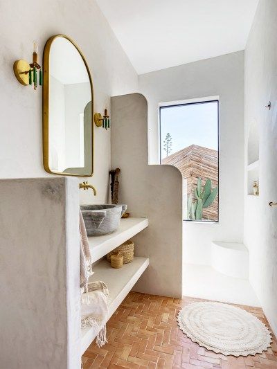 neutral bathroom ideas Mediterranean Bathroom, Residential Neighborhood, Hot Tub House, Pool And Hot Tub, Mediterranean Interior, Bathroom Oasis, Mediterranean Decor, Desert Homes, Bathroom Inspiration Decor