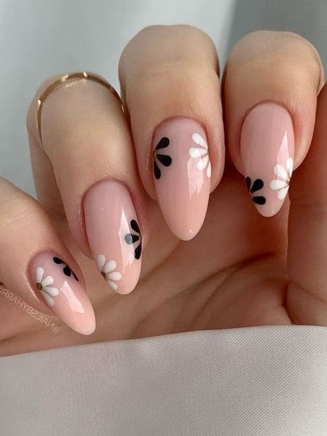 Almond-shaped nude nails with black and white flower design Nude Nail Designs, Black Nail Art, Her Nails, Almond Nails Designs, White Nail Designs, Neutral Nails, Minimalist Nails, Floral Nails, Chic Nails