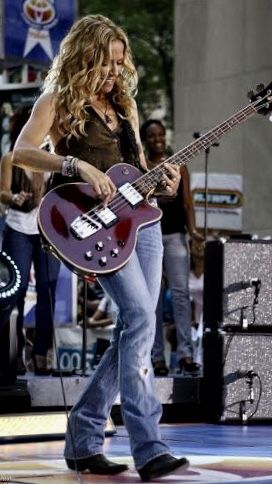 Cheryl Crow, Crow Photos, Tracey Ullman, Bass Players, Sheryl Crow, Women Of Rock, Guitar Girl, Female Guitarist, Female Musicians