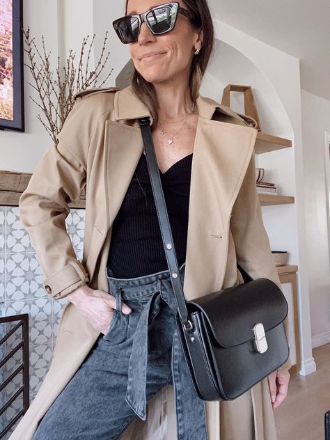 Sezane Bag Outfit, Milo Bag Sezane, Sezane Milo Bag, Prada Crossbody Bag Outfit, Black Leather Bag Outfit, Black Crossbody Bag Outfit, Classic Black Bag, White Top Jeans, Bag Styling