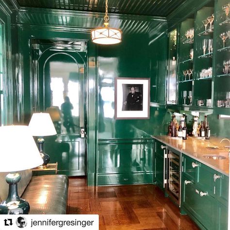 High Gloss Green Cabinets, High Gloss Dining Room, Jane Jetson, High Gloss Kitchen Cabinets, Gloss Kitchen Cabinets, British Kitchen, Fine Paints Of Europe, Green Kitchen Designs, High Gloss Kitchen