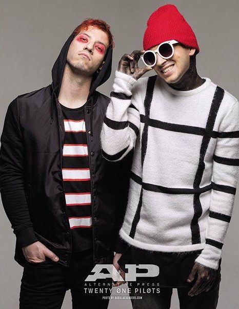 Josh looks like a real bad boy and Tyler looks like a bad boy trying to look like a good boy Tyler Y Josh, Pilot Band, Twenty On Pilots, Tøp Aesthetic, Tyler And Josh, 21 Pilots, Tyler Joseph, Top Memes, Good Boy