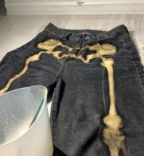 Bleach Mushroom Pants, Fabric Marker Ideas Jeans, Jean Bleach Designs, Bleached Clothes Diy, T Shirt Bleaching Ideas, Bleached Shirt Ideas, Diy T Shirt Ideas, Bleach Clothes Design, Clothes Design Ideas