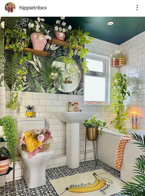 Small Funky Bathroom Ideas, Bathroom Renter Friendly, Funky Bathroom Ideas, Funky Bathroom, Funky Wallpaper, Spa Bathroom, Small Places, Bathroom Spa, Apartment Inspiration