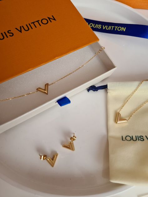 Louis Vuttion, Louis Vuitton Jewelry, Aesthetic Pics, Aesthetic Pictures, Louis Vuitton, Boutique, Quick Saves