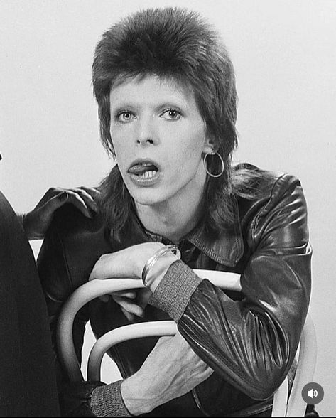 Outtake from the Daily Mirror photo sessions with Lulu December 1973 Bowie 70s, David Bowie Guitar, Heroes David Bowie, Old David Bowie, David Bowie Black And White, David Bowie 1983, David Bowie Makeup, Bowie Eyes, David Bowie Lightning Bolt