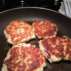 Patty Food, Mashed Potato Patties, Potato Cakes Recipe, Mashed Potato Cakes, Potato Patties, Leftover Mashed Potatoes, Salad Pasta, Potato Cakes, Potato Pancakes