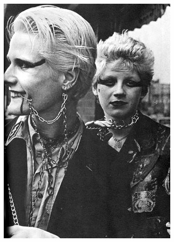 'In The Gutter' - by Val Hennessy Punk Piercings, Punks 70s, 1970s Punk, 70s Punk, 80s Punk, Punk Culture, Pin Fashion, Punk Pins, Arte Punk