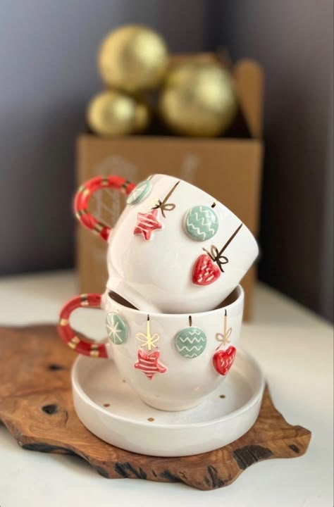 Christmas Ceramics Pottery Mugs, Handmade Ceramic Christmas Mugs, Ceramic Christmas Mugs, Ceramic Art Christmas, Christmas Ceramics Ideas Pottery, Winter Ceramics, Christmas Pottery Ideas Ceramics, Winter Pottery, Xmas Mugs