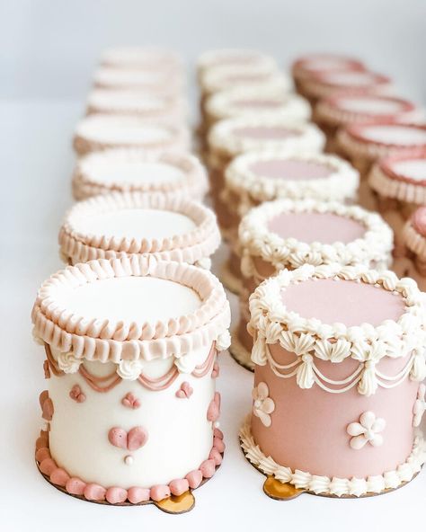 Cake Sketch, Victorian Cakes, Bolo Vintage, Vintage Birthday Cakes, Tiny Cakes, Buttercream Cake Decorating, Mini Cakes Birthday, Gateaux Cake, Cakes And Cupcakes