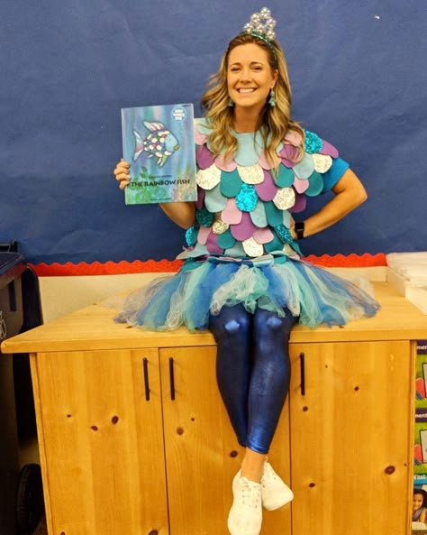 “The Rainbow Fish shared his scales left and right. And the more he gave away, the more delighted he became.” 🌈🐠Book character day was a success 🙋🏼‍♀️ Huge thanks to @mrs_specialeducation for the inspiration and help creating this outfit 🙌🏼 Now its a time for bed 😴...#bookcharacterday #bookcharacter #halloween #costume #halloweencostume #october #rainbowfish #storybooks Rainbow Fish Costume, Kids Book Character Costumes, Storybook Character Costumes, Karneval Diy, Book Characters Dress Up, World Book Day Ideas, The Rainbow Fish, Book Character Day, Children's Book Characters