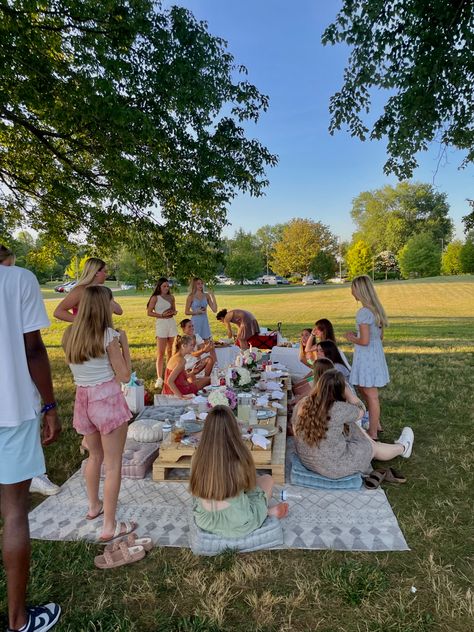 Group Picnic, School Memories Scrapbook, Large Picnic, Seventeenth Birthday, Picnic Birthday Party, Birthday Picnic, Picnic Inspiration, Cute Birthday Ideas, Picnic Birthday