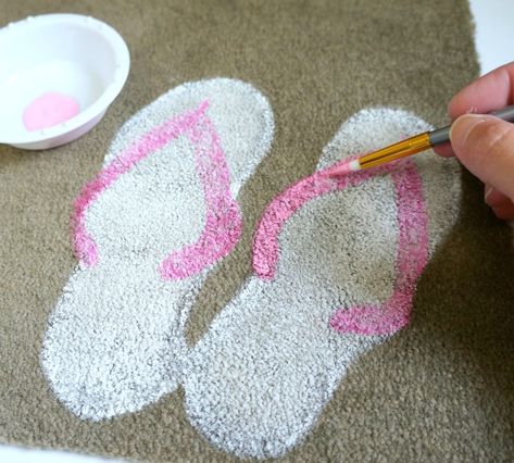 A fun way to spruce up your entryway for the season. This Dollar Store painted doormat is easy and inexpensive, make your own using this tutorial. Learn how to paint a door mat or paint a rug! #dollarstore #dollartree #crafts #paint #stencil Diy Locker, Painted Rug, Blanket Diy, Mason Jar Centerpieces, Patriotic Crafts, Diy Crafts To Sell, Painted Doors, Dollar Store Crafts, Decorating Blogs