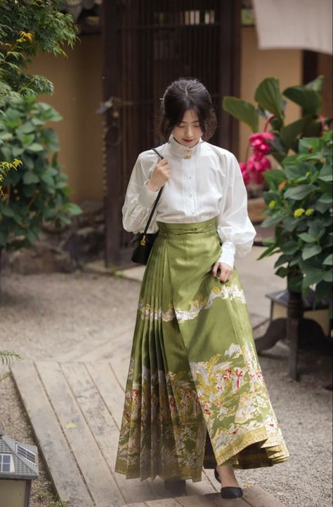 This skirt is called 马面裙/MaMianQun，it is made of two pieces of fabric which make it open on front and back. It is designed for women when riding horses as it is great for ease of movement. It has pleated on both sides and keep the front and back flat. The skirt also has patterns on the bottom or middle. It middle pattern is called 膝襴/XiLan and the bottom pattern is called 底襴/DiLan. Bhutanese Clothing, Mamianqun Skirt, Chinese Skirt, Asian Traditional Fashion, Textured Maxi Dress, Traditional Skirts, Dynasty Clothing, Fashion Chinese, Asian Style Dress