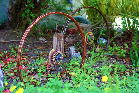 bike wheels may be easier to find. Love the spraypainted gears. Repurposed Bike, Vegetable Garden Planner, Bicycle Rims, Bike Wheels, Old Bicycle, Garden Junk, Garden Whimsy, Bicycle Wheel, Garden Deco