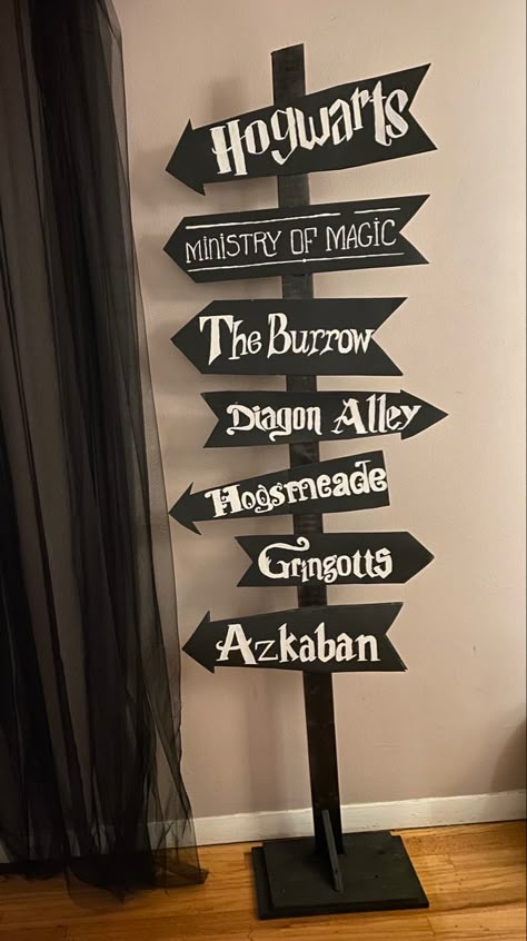 Harry Potter Halloween Decorations, Harry Potter Shower, Harry Potter Party Decorations, Harry Potter Christmas Decorations, Harry Potter Props, Harry Potter Theme Birthday, Harry Potter Halloween Party, Cumpleaños Harry Potter, Glume Harry Potter