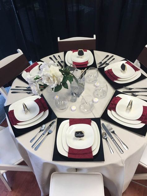 Red Grey Wedding, Red Table Settings, Dinner Table Set Up, Red Party Decorations, Black Red Wedding, Black Napkins, Gala Ideas, Red Napkins, Dinner Table Setting