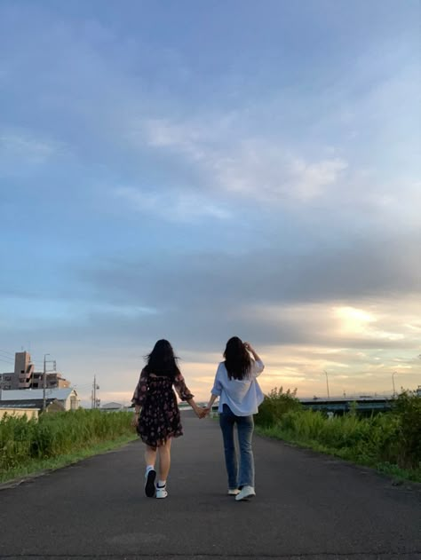 Bestie No Face Pics, 2 Best Friends Pictures Aesthetic No Face, Bff Pics No Face, No Face Friends Pictures, Best Friend No Face Pics Aesthetic, Aesthetic Bestie Pics No Face, Two Besties Aesthetic No Face, Best Friends Photos No Face, No Face Best Friend Pictures