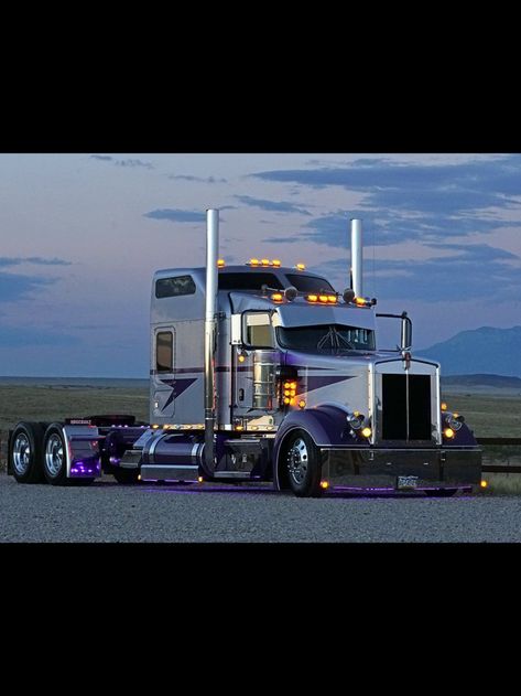 Truck Driver Wife, Roadtrip Photography, Cb 450, Kenworth W900, Heavy Construction Equipment, Custom Big Rigs, Old Pickup Trucks, Truck Paint, Show Trucks