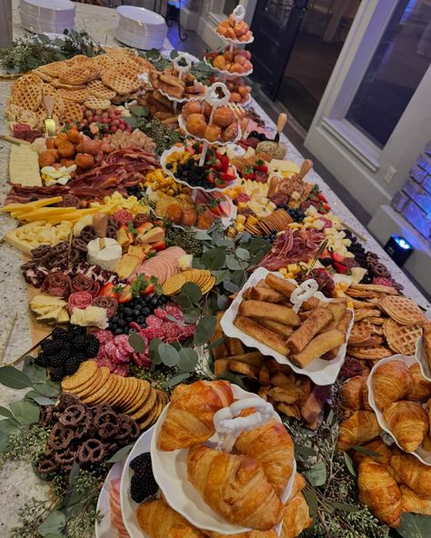 Brunch Graze Wedding Style 💃🏽 Brunch Housewarming Party, Morning Wedding Ideas, Wedding Breakfast Buffet, Breakfast Wedding Reception, Wedding Brunch Ideas, Brunch Wedding Ideas, After Wedding Brunch, Brunch Wedding Reception, Wedding Buffet Table