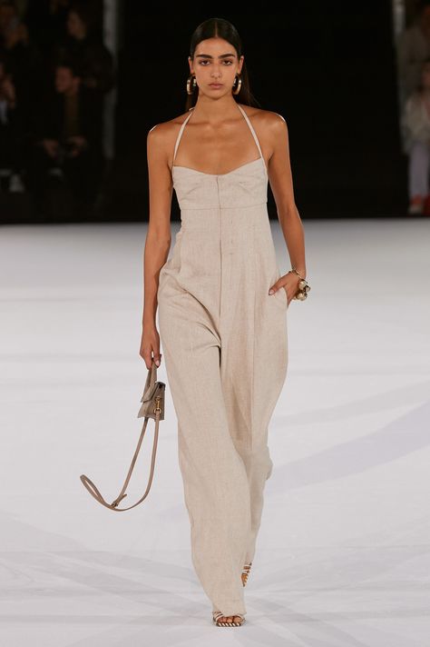 Jacquemus Loya Linen-Blend Wide-Leg Halter Jumpsuit Beige Outfit, Looks Street Style, Mode Inspo, Looks Style, Mode Inspiration, Look Fashion, Runway Fashion, Fashion Collection, Fashion Inspo Outfits