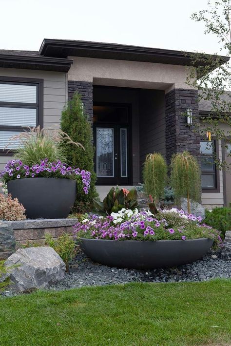 Front Yard Planters, Yard Planters, Stone Cabin, Modern Front Yard, Front Yard Design, Front Landscaping, Front Lawn, Ideas Patio, Front Yard Garden