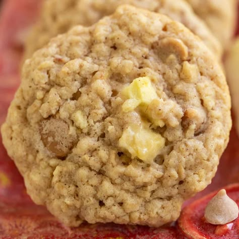 Oatmeal Caramel Apple Cookies, Caramel Apple Oatmeal Cookies Recipes, Apple Caramel Crisp Cookies, Caramel Apple Crisp Cookies, Apple Caramel Cookies, Caramel Apple Cookies Recipes, Caramel Oatmeal Cookies, Applesauce Oatmeal Cookies, Caramel Apple Oatmeal