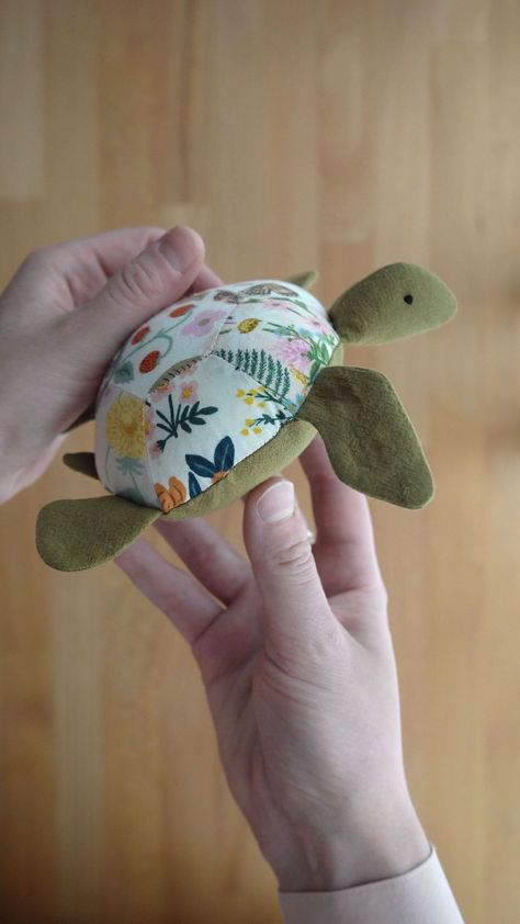 Toys Sewing Patterns, Recycled Fabric Art, Felt Puppets, Turtle Pattern, Fabric Toys, Sewing Toys, Bear Pattern, Diy Doll, Felting Projects