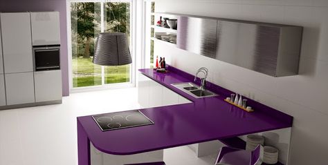 Cubierta de cuarzo morado, algo fuera de lo normal y muy atrevido. El concepto de la cocina es muy moderno Quartz Stone Kitchen, Stone Kitchen Countertops, Contemporary Kitchen Inspiration, Mexican Kitchen Style, Ideas Para Cocina, Green Countertops, Stone Countertops Kitchen, Quartz Stone Countertops, Kitchen Design Images