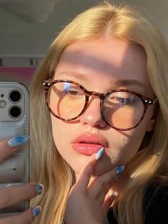 Circular Glasses, Cute Glasses Frames, Glasses Frames Trendy, Glasses Inspiration, Anti Blue Light Glasses, Trendy Glasses, Blue Glasses, Eye Glasses Frames, Cute Glasses