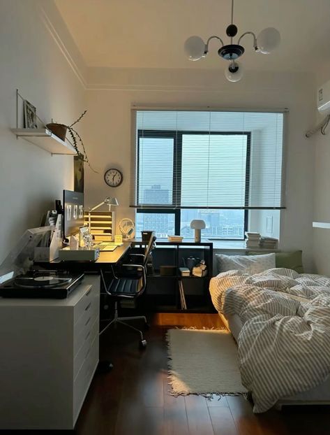 Cozy Room Layout, Minimalistic Dorm Room Ideas, Japan Bedroom Aesthetic, Cozy Chill Room, Small Bedroom Setup, Room Ideas Korean, Chill Bedroom, Small Room Setup, Dorm Design