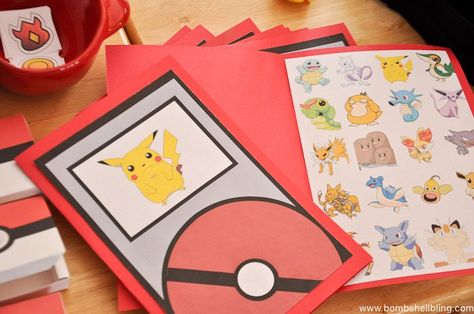 Pokemon verjaardag: ideeën en inspiratie voor een Pokemon feestje met feesttafel, versieringen en spelletjes. Pokedex speurtocht Pokemon Treasure Hunt, Pokedex Printable, Pokemon Hunt, Pokemon Party Games, Wild Kratts Birthday Party, Pokemon Themed Party, Pokémon Birthday, Pokemon Badges, Dragon Birthday Parties