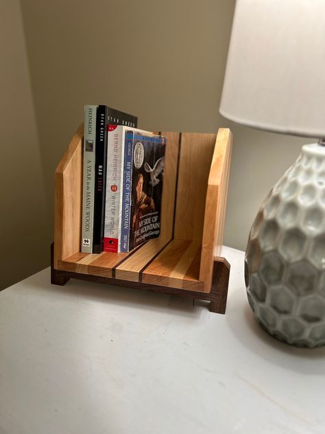 Nightstand Book Decor, Small Wooden Gifts Diy Projects, Book Stand Diy, Bookends Ideas, Book Caddy, Cnc Table, Book Holder Stand, Easy Designs, Wood Bookends