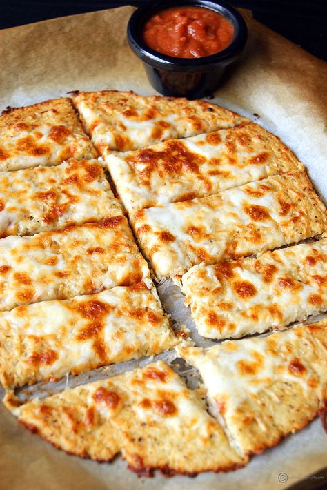 Gluten Free Breadsticks, Cauliflower Breadsticks, Cauliflower Bread, Bread Sticks Recipe, Cheesy Cauliflower, Idee Pasto Sano, Breadsticks, Cauliflower Recipes, Keto Diet Recipes