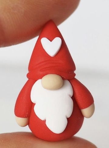 Xmas Fondant Figures, Christmas Clay Ideas Diy Gifts, Polymer Clay Gnomes Tutorial, Christmas Polymer Clay Ideas Tutorials, Clay Gnomes Diy How To Make, Polymer Clay Gnomes, Polymer Clay Princess, Diy Air Dry Clay, Air Dry Clay Projects