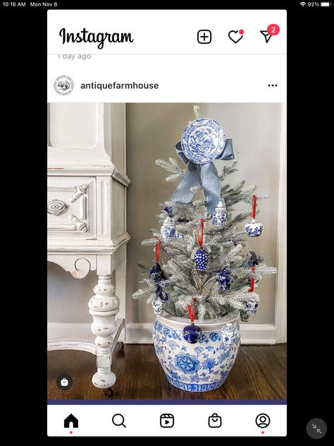 Christmas Tree In Blue And White Pot, Jar Ornaments, Chinoiserie Ornaments, Blue Christmas Tree Decorations, Christmas Dining Table Decor, Chinoiserie Christmas, Jar Ceramic, Blue Christmas Decor, Red Christmas Decor