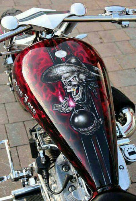 Great tank art Vrod Custom, Painted Motorcycle, Gas Tank Paint, Chopper Tank, Honda Fireblade, Custom Motorcycle Paint Jobs, Paint Bike, Motorcycle Paint, Bike Tank